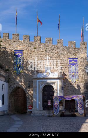 Portogallo, regione di Oeste, Óbidos, l'antica porta (porta da Vila) alla cittadella murata di Óbidos Foto Stock