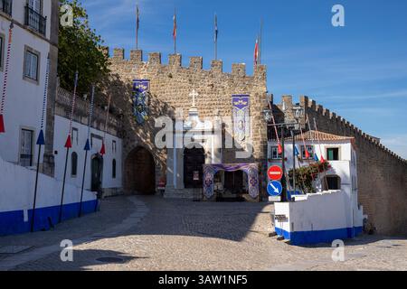 Portogallo, regione di Oeste, Óbidos, l'antica porta (porta da Vila) alla cittadella murata di Óbidos Foto Stock