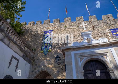 Portogallo, regione di Oeste, Óbidos, l'antica porta (porta da Vila) nella cittadella murata di Óbidos Foto Stock