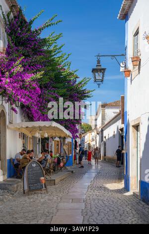 Portogallo, regione di Oeste, Óbidos, bar turistici tradizionali e negozi su Rua Direita all'interno della storica cittadella murata Foto Stock