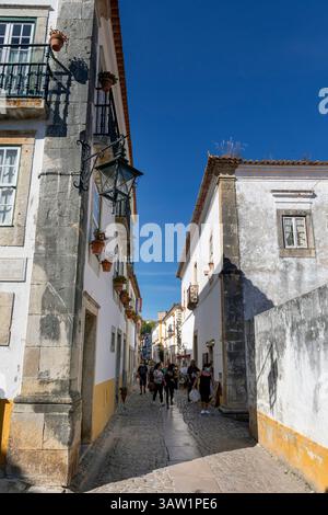 Portogallo, regione di Oeste, Óbidos, architettura tradizionale su Rua Direita all'interno della storica Cittadella murata Foto Stock