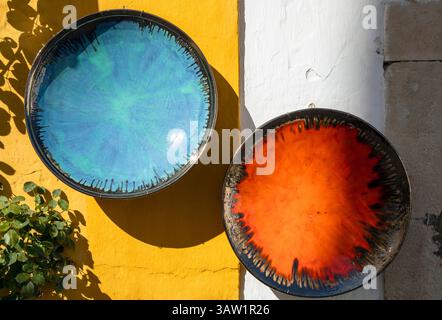 Portogallo, regione di Oeste, Óbidos, ceramica tradizionale fatta a mano esposta all'esterno dello showroom Foto Stock