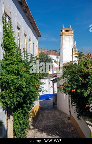 Portogallo, regione Oeste, Óbidos, Rua Lourenco Marques sotto la Scuola di gestione alberghiera (Escola de Hotelaria e Turismo do Oeste) Foto Stock