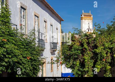 Portogallo, regione Oeste, Óbidos, Rua Lourenco Marques sotto la Scuola di gestione alberghiera (Escola de Hotelaria e Turismo do Oeste) Foto Stock