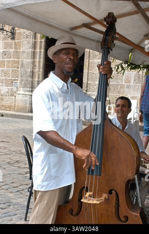 5 settembre 2015 - Cuba - musica di strada nella Vecchia Habana, Cuba, Indie occidentali, America centrale. Double Bass Player Havana Cuba Caribbean (immagine di credito: © Sergi Reboredo/ZUMA Wire/ZUMAPRESS.com) Foto Stock