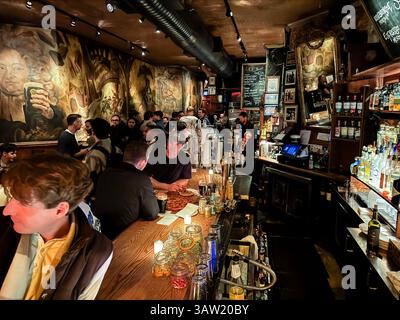 I clienti si godranno le pinte e la musica martedì sera, 15 aprile 2025 presso lo Swift Hibernian Lounge sulla East 4th Street, New York, NY, USA Foto Stock