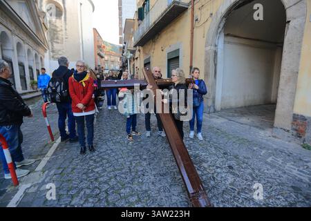Fedeli visti in processione attraverso il centro storico il venerdì della settimana Santa per ricordare il Cristo morto e il dolore della Vergine Maria. Foto Stock