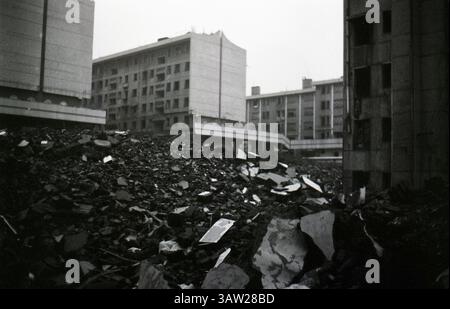 Desolazione di un paesaggio urbano abbandonato ricoperto di macerie e detriti sotto un cielo cupo: Demolizione e rinnovamento urbano monocromatico a Hefei, anni 2010, Hefei, Anhui, Cina Foto Stock