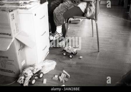 Pellicola monocromatica Ritratto di Mother Balancing Work and Children care, anni '2010 Foto Stock