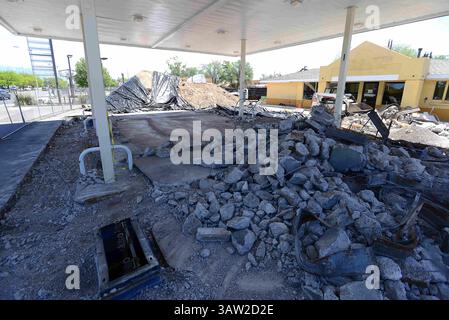 4 maggio 2016 - Albuquerque, NEW MEXICO, Stati Uniti - 050416.gli equipaggi rimuovono i serbatoi di gas presso la vecchia stazione di servizio Valero di fronte alla UNM per far posto ai negozi della UNM , un nuovo sviluppo al dettaglio . Fotografato mercoledì 4 maggio 2016. Adolphe Pierre-Louis/JOURNAL. (Immagine di credito: © Adolphe Pierre-Louis/Albuquerque Journal via ZUMA Wire) Foto Stock