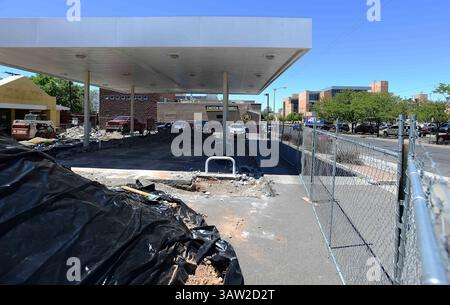 4 maggio 2016 - Albuquerque, NEW MEXICO, Stati Uniti - 050416.gli equipaggi rimuovono i serbatoi di gas presso la vecchia stazione di servizio Valero di fronte alla UNM per far posto ai negozi della UNM , un nuovo sviluppo al dettaglio . Fotografato mercoledì 4 maggio 2016. Adolphe Pierre-Louis/JOURNAL. (Immagine di credito: © Adolphe Pierre-Louis/Albuquerque Journal via ZUMA Wire) Foto Stock