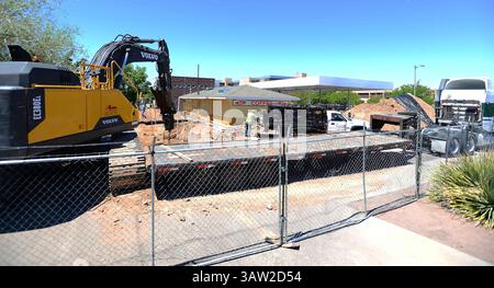 4 maggio 2016 - Albuquerque, NEW MEXICO, Stati Uniti - 050416.gli equipaggi rimuovono i serbatoi di gas presso la vecchia stazione di servizio Valero di fronte alla UNM per far posto ai negozi della UNM , un nuovo sviluppo al dettaglio . Fotografato mercoledì 4 maggio 2016. Adolphe Pierre-Louis/JOURNAL. (Immagine di credito: © Adolphe Pierre-Louis/Albuquerque Journal via ZUMA Wire) Foto Stock