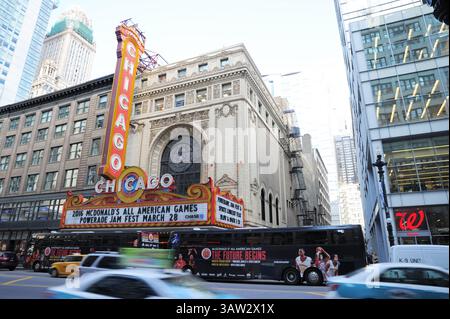 28 marzo 2016: Busses scarica i giocatori all'esterno prima del POWERADE Jam Fest 2016 al Chicago Theatre di Chicago, Illinois. Patrick Gorski/CSM(immagine di credito: © Patrick Gorski/CSM via ZUMA Wire) Foto Stock