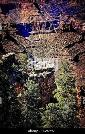 I suggestivi strati del Grand Canyon si dispiegano in dettagli mozzafiato dal Village Trail, rivelando la storia geologica dell'Arizona scolpita nella pietra. Foto Stock