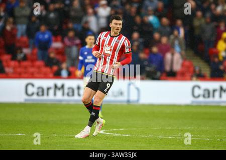 Bramall Lane, Sheffield, Inghilterra - 18 aprile 2025 Kieffer Moore (9) dello Sheffield United - durante la partita Sheffield United contro Cardiff City, EFL Championship, 2024/25, Bramall Lane, Sheffield, Inghilterra - 18 aprile 2025 credito: Arthur Haigh/WhiteRosePhotos/Alamy Live News Foto Stock