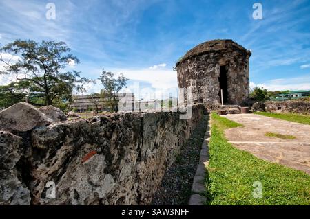Uno dei posti di guardia d'angolo del Fort San Pedro di forma triangolare a Cebu, Filippine. Foto Stock