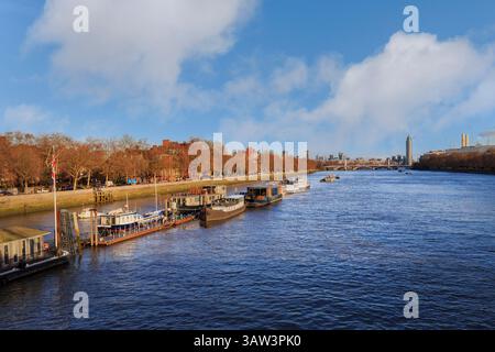 Barche ormeggiate sul Tamigi vicino all'Albert Bridge, Londra, Inghilterra, Regno Unito Foto Stock