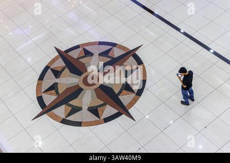 Design del pavimento e persona, centro commerciale, Miri, Malesia Foto Stock