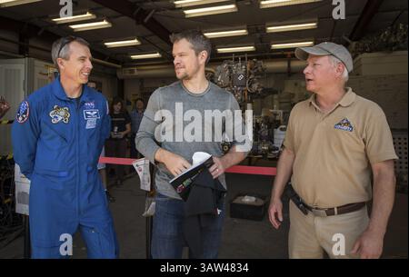 19 agosto 2015 - Pasadena, California, Stati Uniti d'America - astronauta della NASA Drew Feustel, a sinistra, con l'attore Matt Damon si unisce al project manager del Mars Science Lab Jim Erickson al Jet Propulsion Laboratory Mars Yard 18 agosto 2015 a Pasadena, California. Damon interpreta il ruolo dell'astronauta Mark Watney nel film Ã'The Martian,Ã“ e visita gli scienziati e gli ingegneri della NASA che hanno lavorato come consulenti tecnici per il film. (Immagine di credito: © Bill Ingalls/NASA/ZUMAPRESS.com) Foto Stock