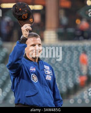 14 settembre 2015 - Baltimora, Stati Uniti d'America - astronauta della NASA e nativo del Maryland, Terry Virts onora come viene presentato prima di lanciare il primo campo cerimoniale prima che i Boston Red Sox affrontino i Baltimore Orioles allo stadio di baseball Camden Yards 14 settembre 2015 a Baltimora, Maryland. Virts trascorre 199 giorni a bordo della stazione spaziale Internazionale. (Immagine di credito: © Joel Kowsky via ZUMA Wire) Foto Stock