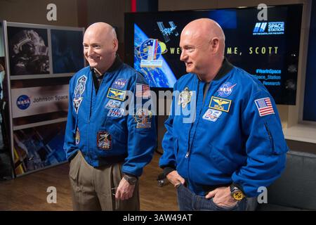 4 marzo 2016 - Houston, Stati Uniti d'America - l'astronauta della NASA Scott Kelly, partì, insieme al fratello gemello, l'ex astronauta Mark Kelly, a seguito di una conferenza stampa al Johnson Space Center il 4 marzo 2016 a Houston, Texas. Scott Kelly è diventato il primo astronauta statunitense a trascorrere un intero anno nello spazio dopo il suo ritorno il 2 marzo dalla stazione spaziale Internazionale. (Immagine di credito: © Robert Markowitz/NASA/ZUMAPRESS.com) Foto Stock