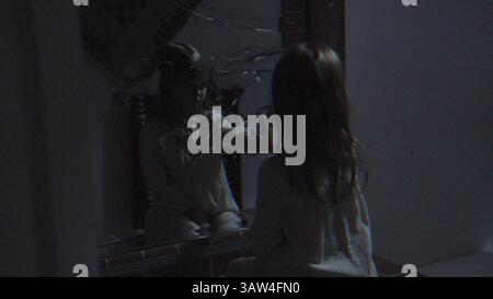 DATA DI USCITA: 23 ottobre 2015TITLE: Paranormal Activity: The Ghost Dimension STUDIO: Paramount Pictures DIRECTOR: Joshua Oppenheimer TRAMA: Utilizzando una macchina fotografica speciale che può vedere gli spiriti, una famiglia deve proteggere la figlia da un'entità malvagia con un piano sinistro NELLA FOTO: Interpretato da Chris J. Murray, Brit Shaw, Ivy George (Credit Image: © Paramount Pictures//Entertainment Pictures/ZUMAPRESS.com) Foto Stock