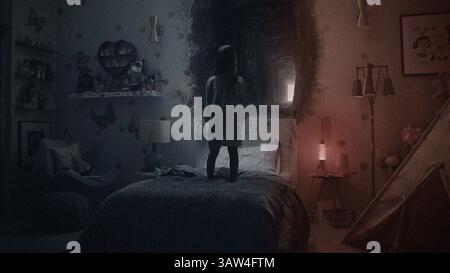 DATA DI USCITA: 23 ottobre 2015TITLE: Paranormal Activity: The Ghost Dimension STUDIO: Paramount Pictures DIRECTOR: Joshua Oppenheimer TRAMA: Utilizzando una macchina fotografica speciale che può vedere gli spiriti, una famiglia deve proteggere la figlia da un'entità malvagia con un piano sinistro NELLA FOTO: Interpretato da Chris J. Murray, Brit Shaw, Ivy George (Credit Image: © Paramount Pictures//Entertainment Pictures/ZUMAPRESS.com) Foto Stock