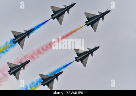 Bangkok Thailandia - 8 marzo 2025: Royal Thai Air Force mostra il team di caccia J-10 al Royal Thai Air Force 88th Anniversary Air Show. Foto Stock