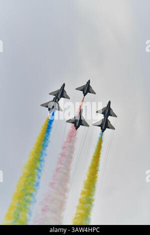 Bangkok Thailandia - 8 marzo 2025: Royal Thai Air Force mostra il team di caccia J-10 al Royal Thai Air Force 88th Anniversary Air Show. Foto Stock