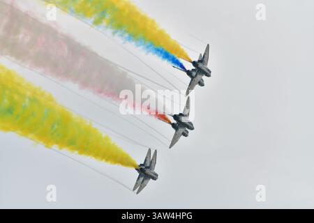 Bangkok Thailandia - 8 marzo 2025: Royal Thai Air Force mostra il team di caccia J-10 al Royal Thai Air Force 88th Anniversary Air Show. Foto Stock