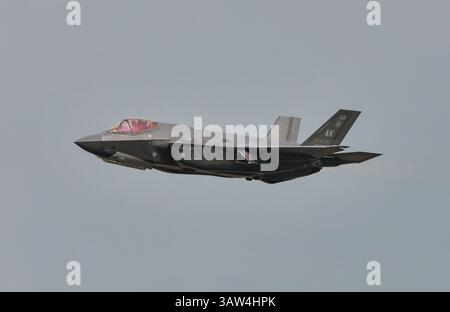 Don Muang Airbase, Bangkok, Thailandia, 8 marzo 2025: Il team dimostrativo F-35 dell'aeronautica militare statunitense si esibisce al Royal Thai Air Force 88th Anniversary Air Show. Foto Stock