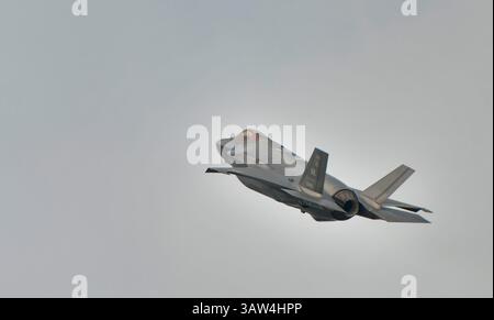 Don Muang Airbase, Bangkok, Thailandia, 8 marzo 2025: Il team dimostrativo F-35 dell'aeronautica militare statunitense si esibisce al Royal Thai Air Force 88th Anniversary Air Show. Foto Stock