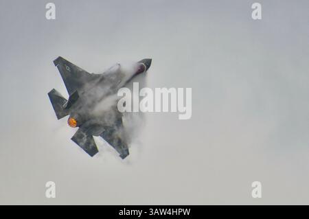 Don Muang Airbase, Bangkok, Thailandia, 8 marzo 2025: Il team dimostrativo F-35 dell'aeronautica militare statunitense si esibisce al Royal Thai Air Force 88th Anniversary Air Show. Foto Stock