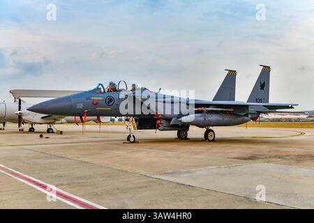 Don Muang Airbase, Bangkok, Tailandia, 8 marzo 2025: Vista frontale dell'F-15 SG su asfalto al Royal Thai Air Force 88th Anniversary Air Show Foto Stock
