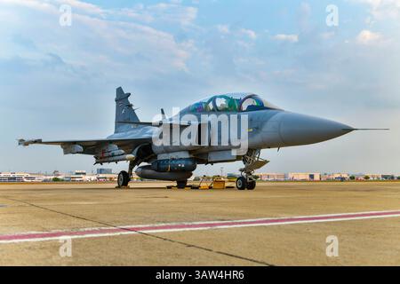 Don Muang Airbase, Bangkok, Tailandia, 8 marzo 2025: Vista frontale dei caccia Jas39 Gripen sull'asfalto al Royal Thai Air Force 88th Anniversary Air Show Foto Stock