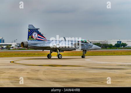 Don Muang Airbase, Bangkok, Tailandia, 8 marzo 2025: Vista frontale dei caccia Jas39 Gripen sull'asfalto al Royal Thai Air Force 88th Anniversary Air Show Foto Stock