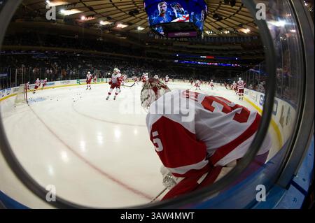9 aprile 2016: Jimmy Howard (35), portiere dei Detroit Red Wings, si prepara a giocare durante la partita tra i New York Rangers e i Detroit Red Wings al Madison Square Garden di Manhattan, New York. Credito obbligatorio: Kostas Lymperopoulos/CSM (immagine di credito: © Kostas Lymperopoulos/CSM tramite filo ZUMA) Foto Stock