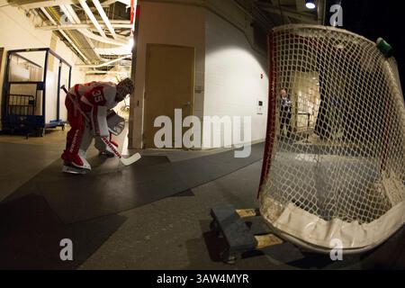 9 aprile 2016: Il portiere dei Detroit Red Wings Jimmy Howard (35) è solo prima della partita tra i New York Rangers e i Detroit Red Wings al Madison Square Garden di Manhattan, New York, mentre lottano per assicurarsi un posto nei playoff. Credito obbligatorio: Kostas Lymperopoulos/CSM (immagine di credito: © Kostas Lymperopoulos/CSM tramite filo ZUMA) Foto Stock