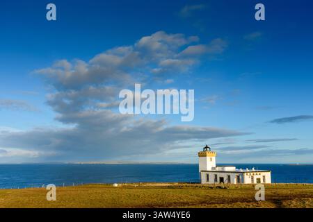 Faro di Duncansby Head, affacciato sul Pentland Firth, vicino a John o'Groats, Caithness, Scozia, Regno Unito. Foto Stock