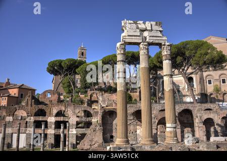 Roma, Italia - 1 settembre 2022: Il Tempio di Venere è un tempio in rovina nel foro di Cesare dedicato alla dea romana Venere. Era dedicato a t Foto Stock