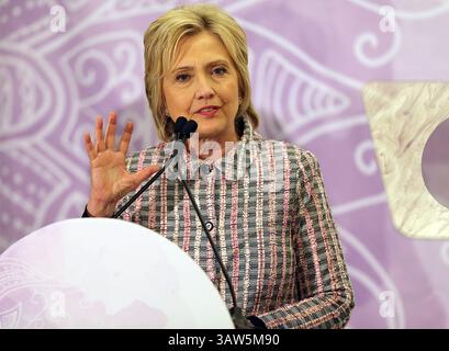 21 maggio 2016 - Fort Lauderdale, Florida, USA - il candidato presidenziale deterratico Hillary Clinton parla durante la cena Circle of Mothers per la Fondazione Trayvon Martin a Fort Lauderdale, Flag., sabato 21 maggio 2016. (Immagine di credito: © Pedro Portal/TNS via ZUMA Wire) Foto Stock