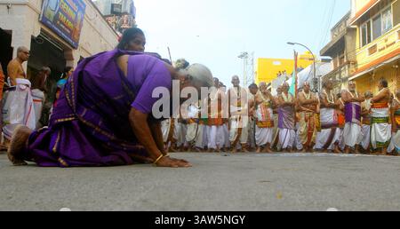 Chennai, India. 19 aprile 2025. Il tempio di Sri Parthasarathi Perumal a Triplicane, Chennai, ospiterà i suoi 10 giorni annuali di Brahmotsavam, che include il festival automobilistico, ad esempio il Float Festival 2025. Durante il festival, gli idoli Utsava saranno portati in processione in vari alankaram e su diversi vahanam. Verrà eseguito il Garuda Sevai. I devoti indù che partecipano alla processione religiosa per celebrare il festival galleggiante (festa dei carri) di Sri Parthasarathy Swamy Temple, Triplicane, Chennai. Crediti: Seshadri SUKUMAR/Alamy Live News Foto Stock