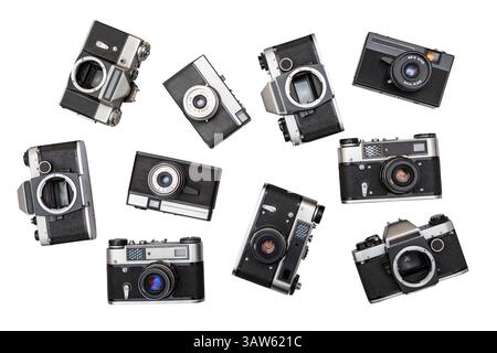 Le vecchie macchine fotografiche usate sono esposte in una disposizione creativa su uno sfondo bianco, mettendo in risalto il loro design retrò e il fascino vintage. Foto Stock