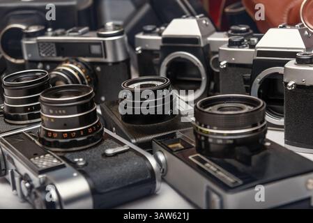 Un assortimento diversificato di vecchie telecamere mostrate insieme, mettendo in risalto i loro design unici e i meccanismi intricati che hanno plasmato la fotografia. Foto Stock