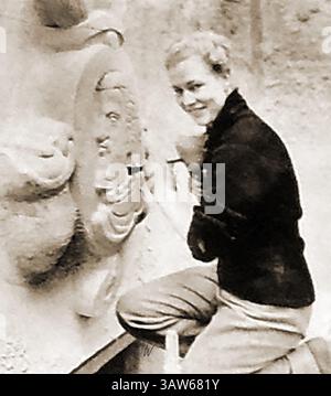 1953 - Rita Ling intaglia parte della New Dutch Church di Austin Friars, Londra, Regno Unito. Foto Stock