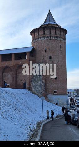 Kolomna, regione di Mosca - 4 gennaio 2025: Storica torre in mattoni del Cremlino di Kolomna in inverno con visitatori e paesaggi innevati Foto Stock