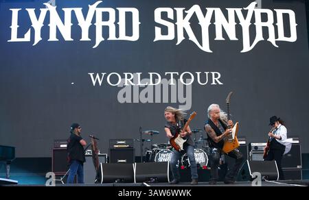 16 aprile 2016 - Fort Lauderdale, Florida, Stati Uniti - (L-R) Johnny Van Zant, Mark Matejka, Rickey Medlocke (L) e Gary Rossington dei Lynyrd Skynyrd si esibiscono sul palco durante il Tortuga Music Festival 2016 - giorno 2. (Immagine di credito: © Debby Wong via ZUMA Wire) Foto Stock