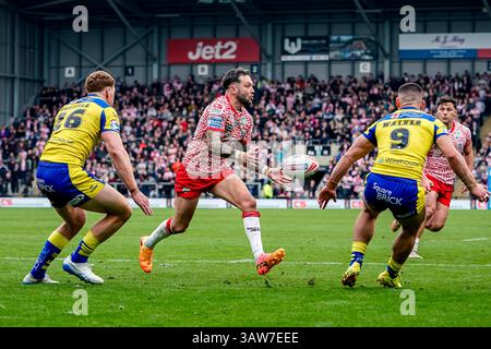 Leigh, Greater Manchester, Regno Unito. 19 aprile 2025. Gareth o'Brien con l'offload. Villaggio sportivo di Leigh. Leigh, Greater Manchester, Regno Unito. 19 aprile 2025. Credito James Giblin credito: James Giblin/Alamy Live News Foto Stock