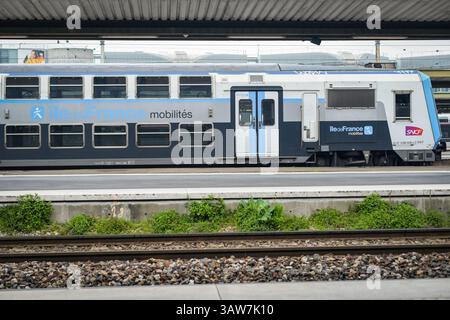 Parigi - Francia - 26 marzo 2025 : vista di un treno mobile Ile de France in stazione Foto Stock