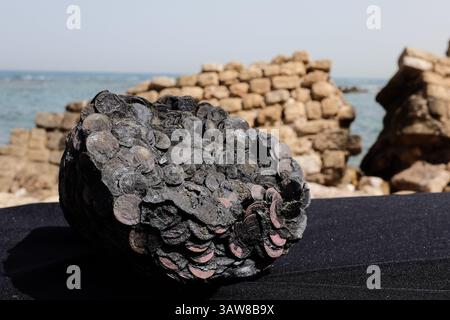 16 maggio 2016 - Caesarea, Israele - un'indagine di salvataggio subacqueo condotta nelle ultime settimane presso l'antico porto di Caesarea da subacquei dell'Autorità delle Antichità israeliana ha portato all'esposizione di un â œlarge, spettacolare e bellissimo, antico cargoâ di una nave mercantile affondata durante il tardo periodo romano, circa 1.600 anni fa. Tra i manufatti in bronzo ben conservati ci sono due grumi metallici composti da migliaia di monete del peso di 20 chilogrammi, con le immagini dell'imperatore Costantino che governò l'Impero Romano d'Occidente (312-324 d.C.) e fu in seguito conosciuto come Costantino il grande, ru Foto Stock